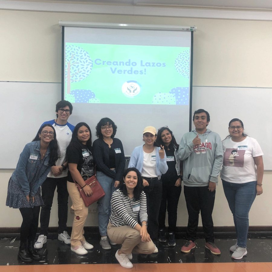 Voluntarios de Mypes Verdes reunidos frente a la presentación «Creando Lazos Verdes»